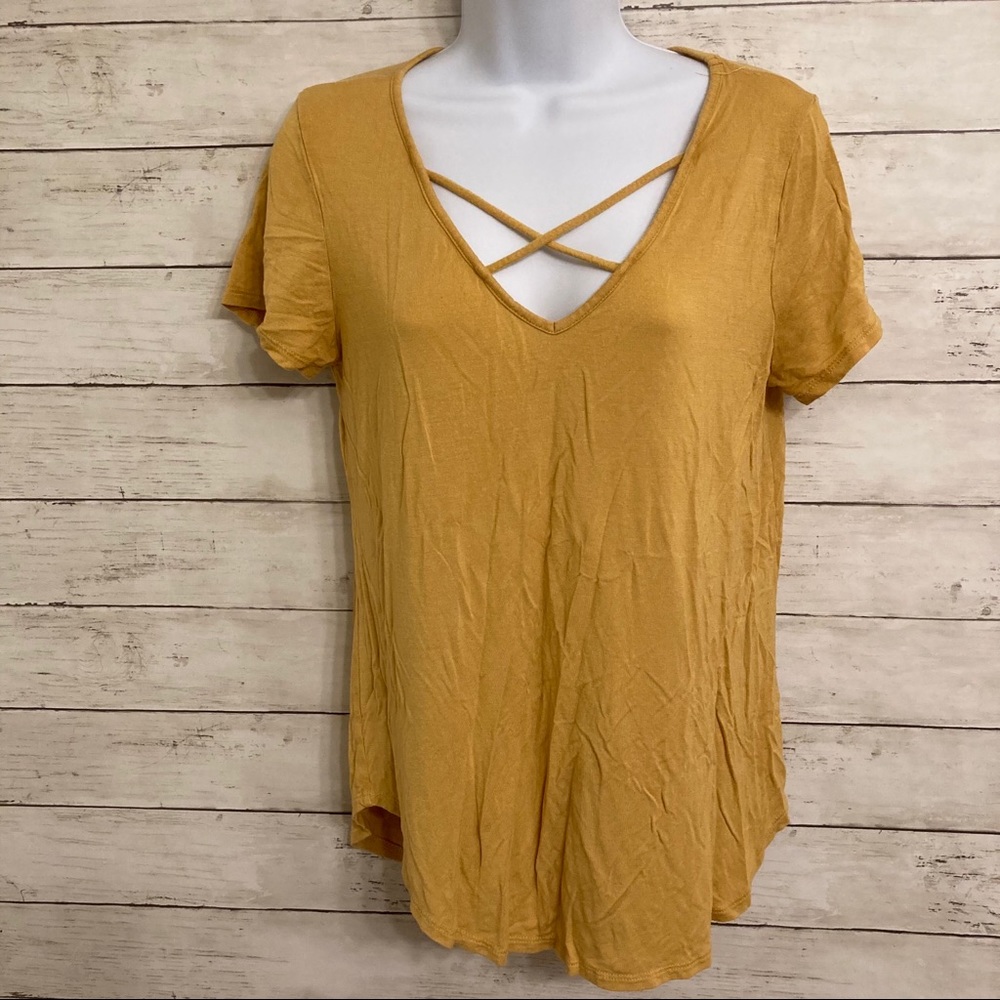 ⭐️ flowy yellow top with criss cross